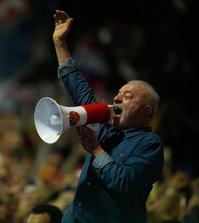 Brasiliens Präsident Luiz Inácio Lula da Silva feiert am 25. Oktober 2026 in São Paulo seinen Sieg in der Stichwahl.