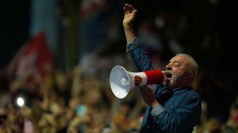 Brasiliens Präsident Luiz Inácio Lula da Silva feiert am 25. Oktober 2026 in São Paulo seinen Sieg in der Stichwahl.