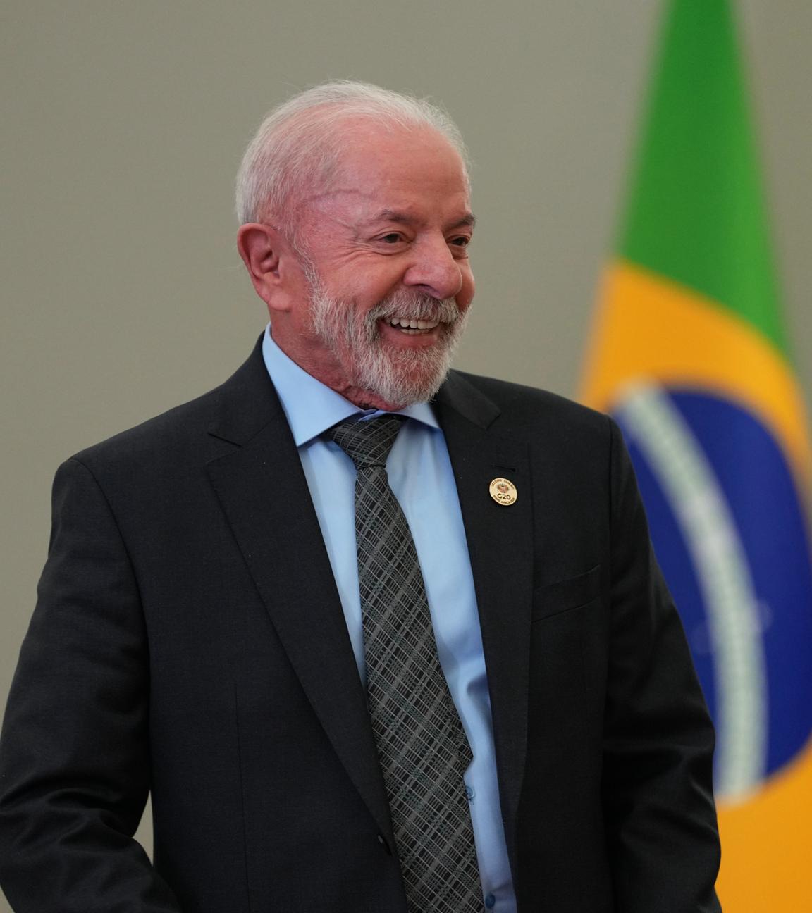 Luiz Inácio Lula da Silva bei G20-Gipfel vor brasilianischer Flagge.