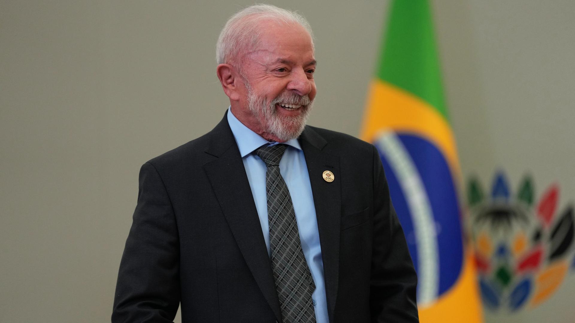 Luiz Inácio Lula da Silva bei G20-Gipfel vor brasilianischer Flagge.