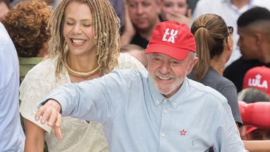 Brasiliens Präsident und Präsidentschaftskandidat Lula da Silva (rechts) lächelt neben der ehemaligen Bundesabgeordneten Áurea Carolina (links) während einer Wahlkampfveranstaltung in Belo Horizonte im brasilianischen Bundesstaat Minas Gerais am 2. Oktober 2026.