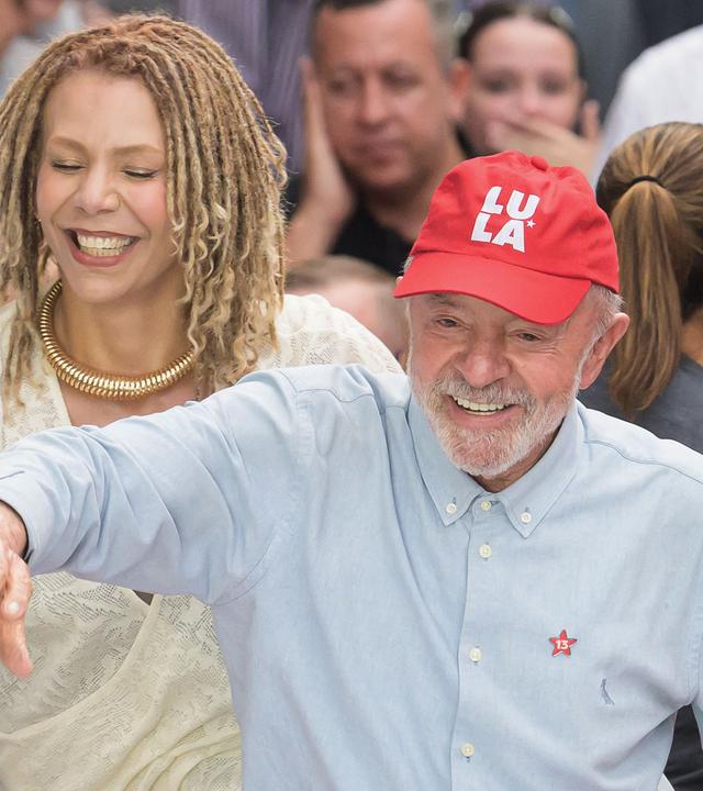 Brasiliens Präsident und Präsidentschaftskandidat Lula da Silva (rechts) lächelt neben der ehemaligen Bundesabgeordneten Áurea Carolina (links) während einer Wahlkampfveranstaltung in Belo Horizonte im brasilianischen Bundesstaat Minas Gerais am 2. Oktober 2026.