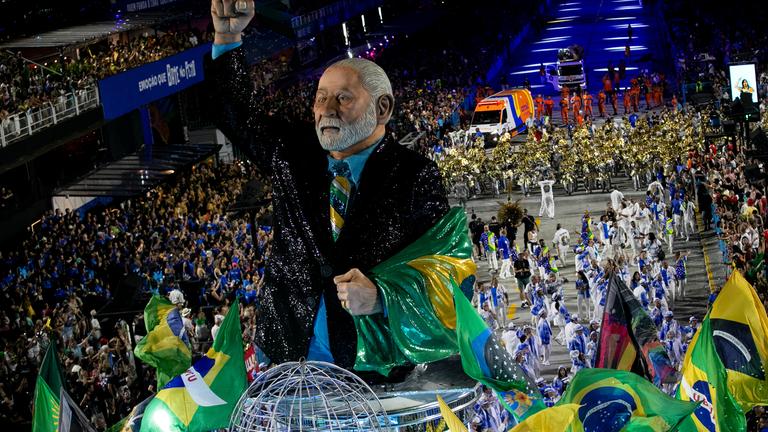 Ein Wagen beim Karneval in Rio de Janeiro, der den brasilianischen Präsidenten Lula abbildet.