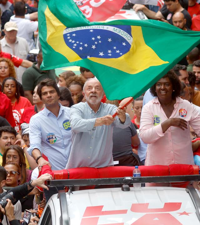 Brasiliens Präsidentschaftskandidat Luiz Incaio Lula da Silva schwenkt eine Brasilienflagge während einer Wahlkampfveranstaltung am 02.10.2026.