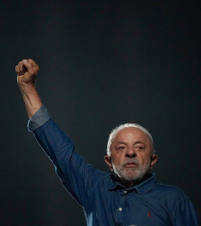 Lula da Silva reckt seine Faust in den Nachthimmel.