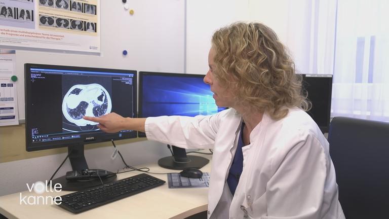 Ärztin zeigt auf ein Röntgenbild 