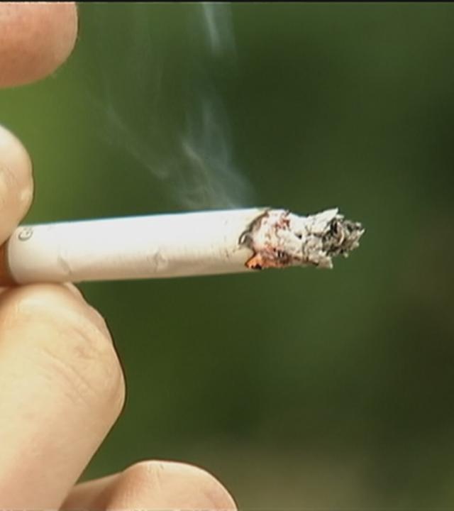 Ein Mann raucht eine Zigarette.