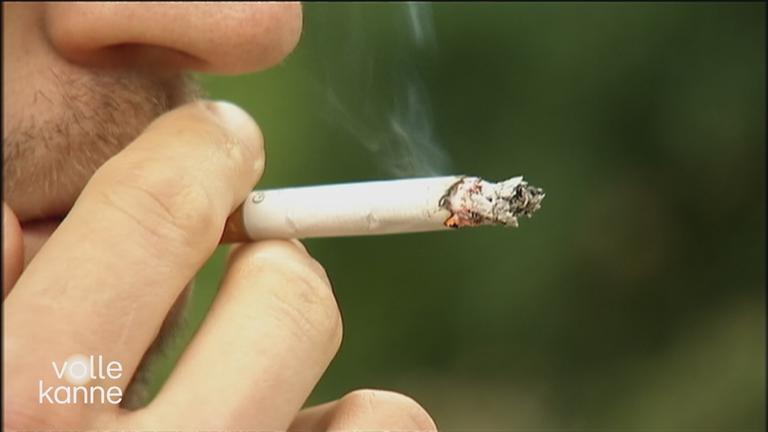 Ein Mann raucht eine Zigarette.