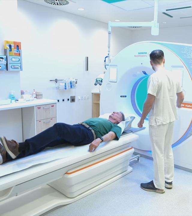 Mann beim Lungenkrebsscreening im Krankenhaus