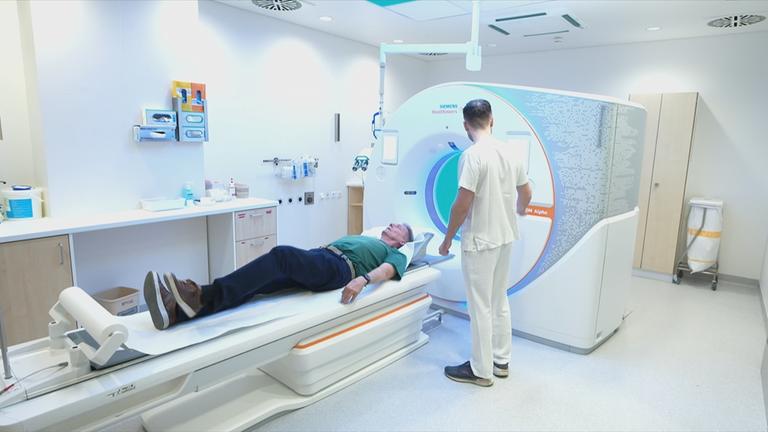 Mann beim Lungenkrebsscreening im Krankenhaus