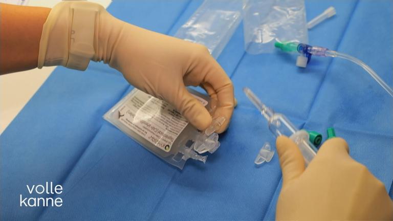 Ein Ärztin bereitet eine Infusion vor