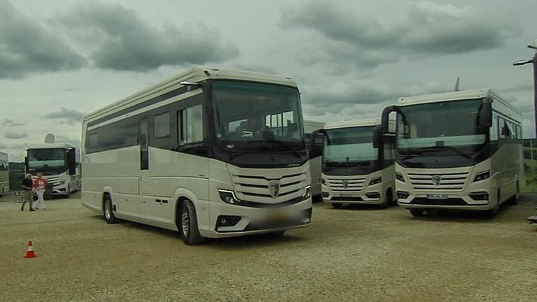 Große Luxus-Wohnmobile bei Treffen in Bayern an der A3