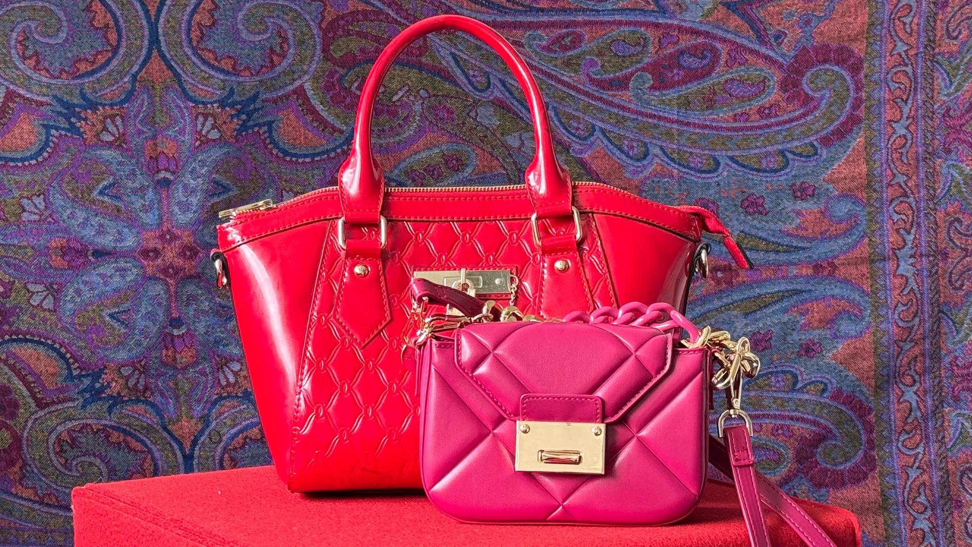 Rote und pinkfarbene Handtasche in einer Auslage