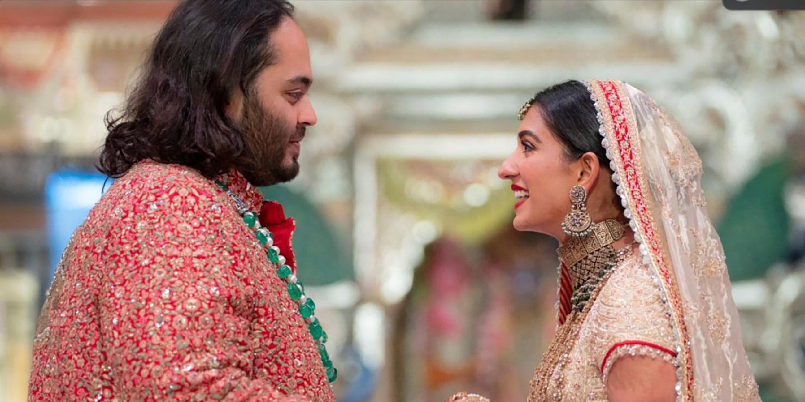 Anant Ambani hält die Hand seiner Braut Radhika Merchant.