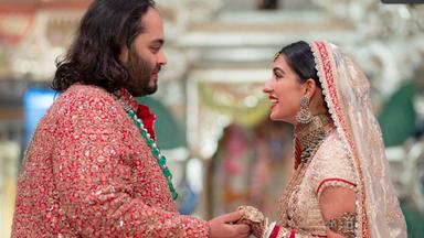 Anant Ambani hält die Hand seiner Braut Radhika Merchant.