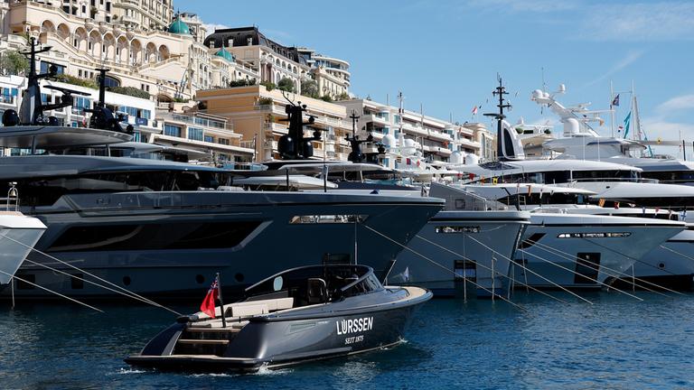 Luxusyachten werden auf der Monaco Yacht Show 2025 im Fürstentum Monaco am 26. September 2025 präsentiert.