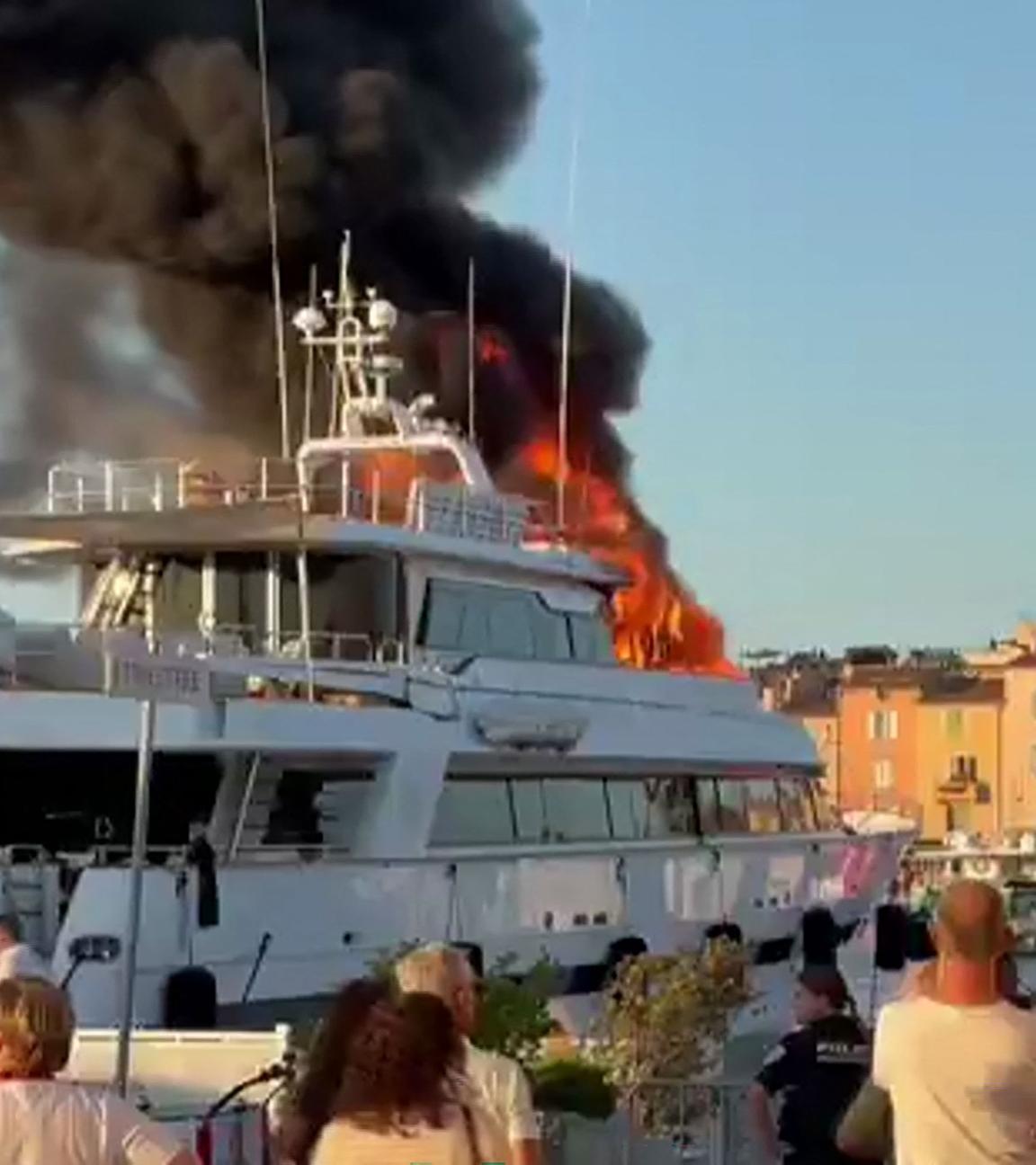 41 Meter lange Luxusyacht "Sea Lady II" brennt  im Hafen von Saint-Tropez