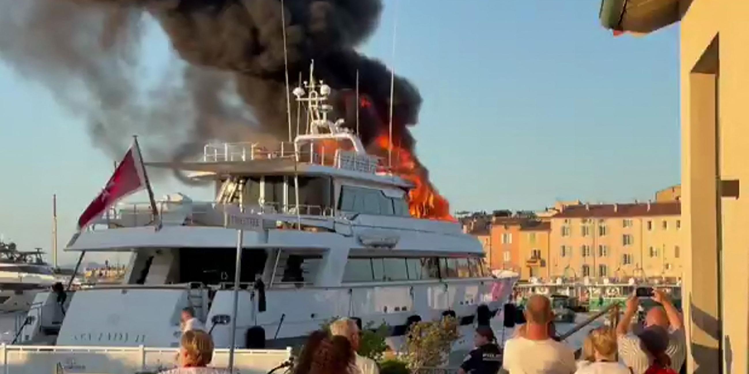 41 Meter lange Luxusyacht "Sea Lady II" brennt  im Hafen von Saint-Tropez