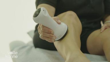 Lymphdrainage-Massage-Gerät wird über Bein gefahren
