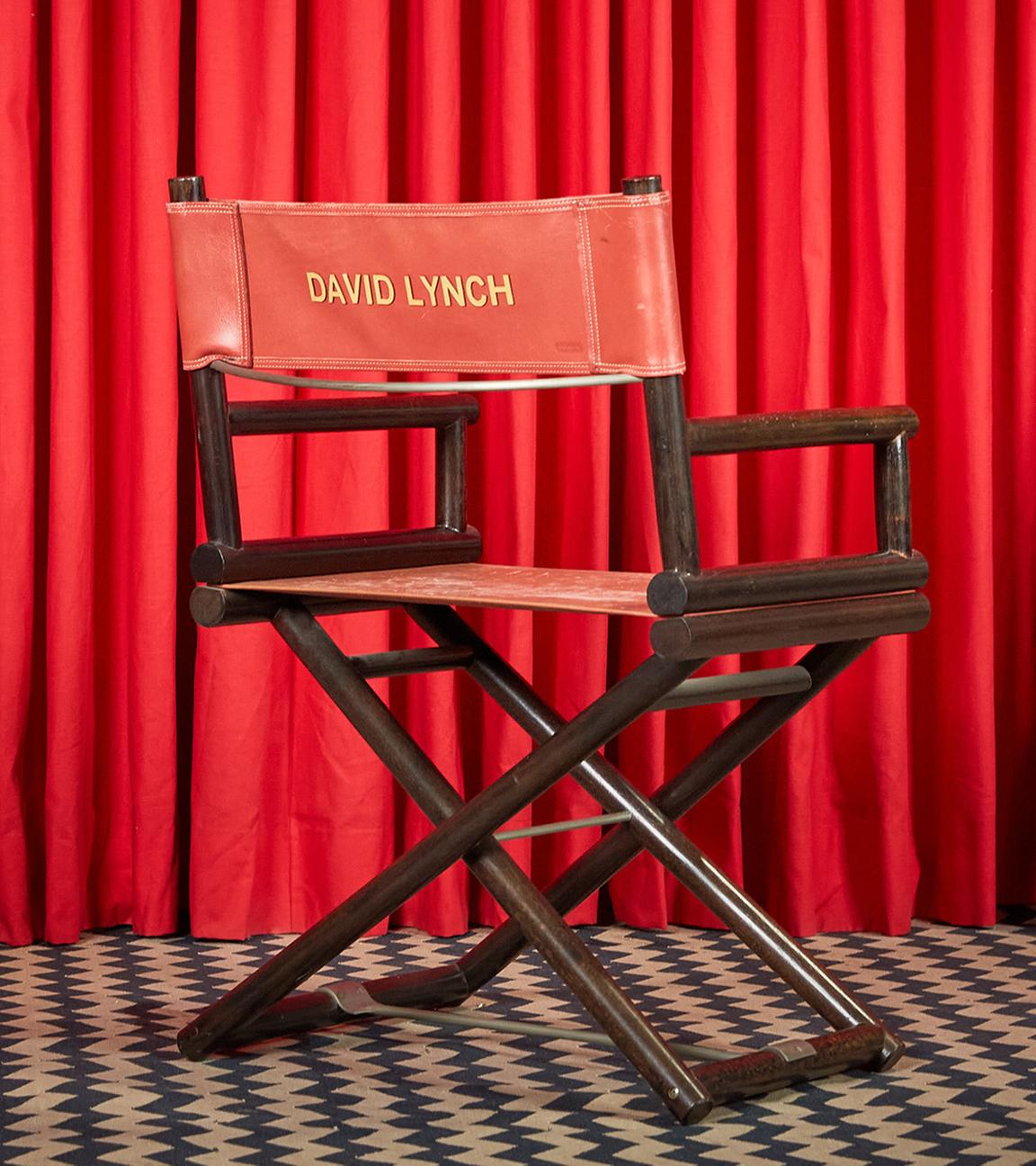 Regiestuhl von David Lynch mit seinem Namen auf der Rückenlehne, der bei einer Auktion von Julien's Auctions mit Andenken an den Regisseur David Lynch versteigert wird.