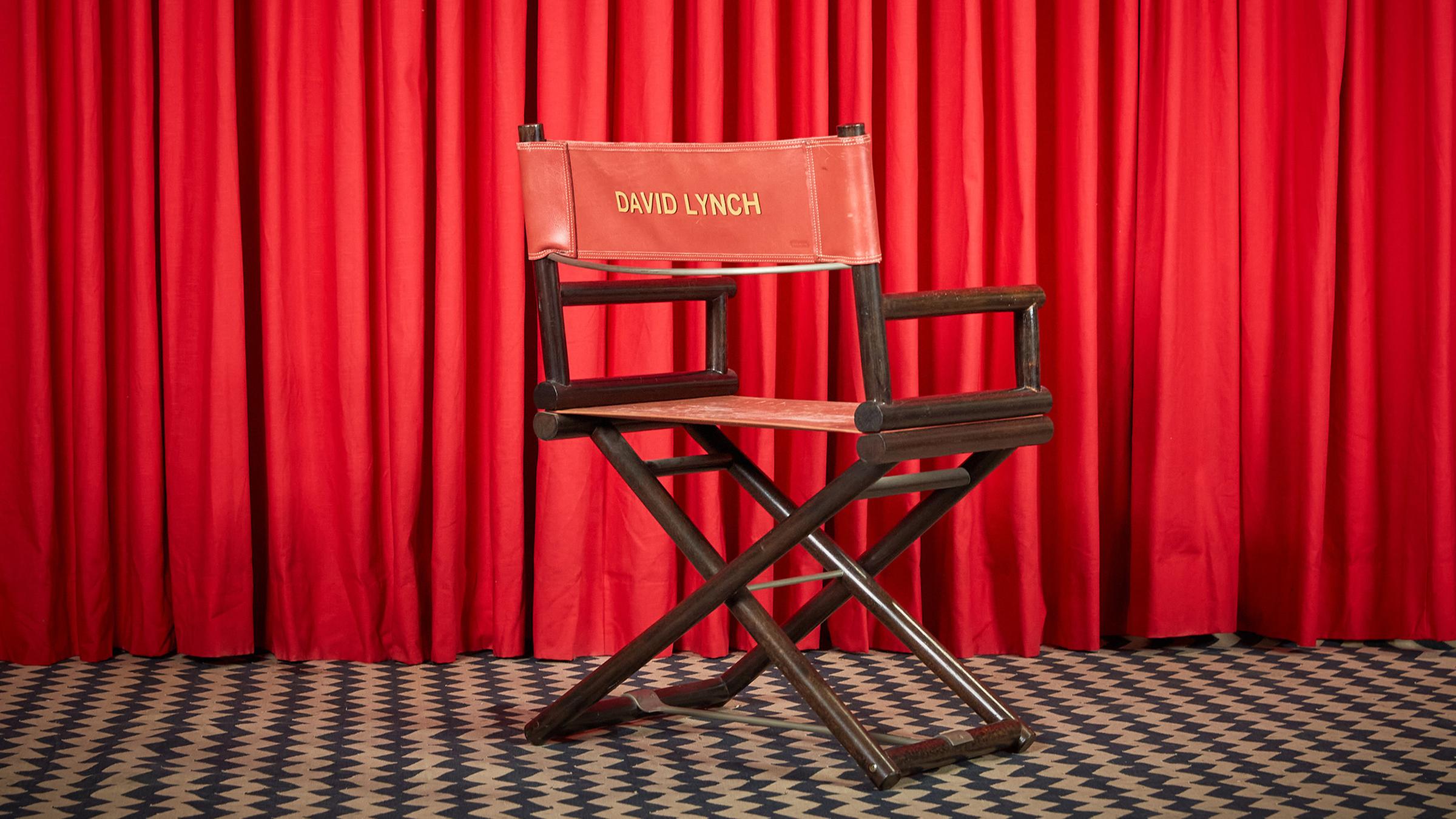 Regiestuhl von David Lynch mit seinem Namen auf der Rückenlehne, der bei einer Auktion von Julien's Auctions mit Andenken an den Regisseur David Lynch versteigert wird.