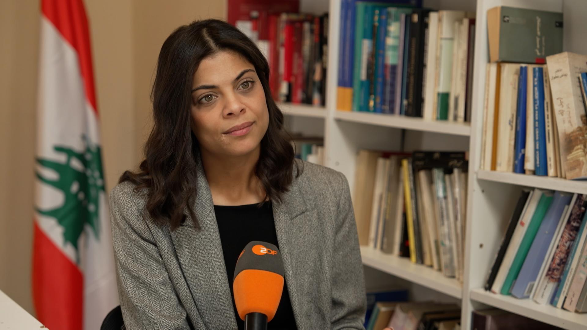 Lynn Harfouch sitzt vor einem ZDF-Mikrofon.