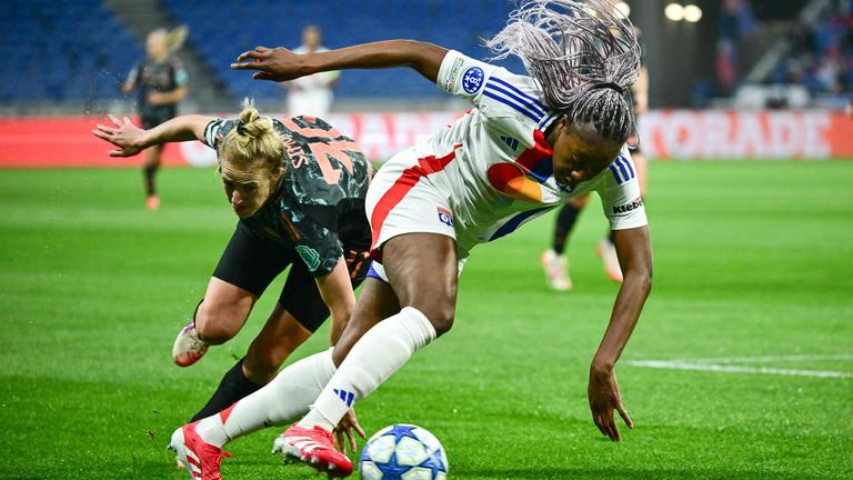 Lyon-Angreiferin Kadidiatou Diani (rechts) umspielt Carolin Simon