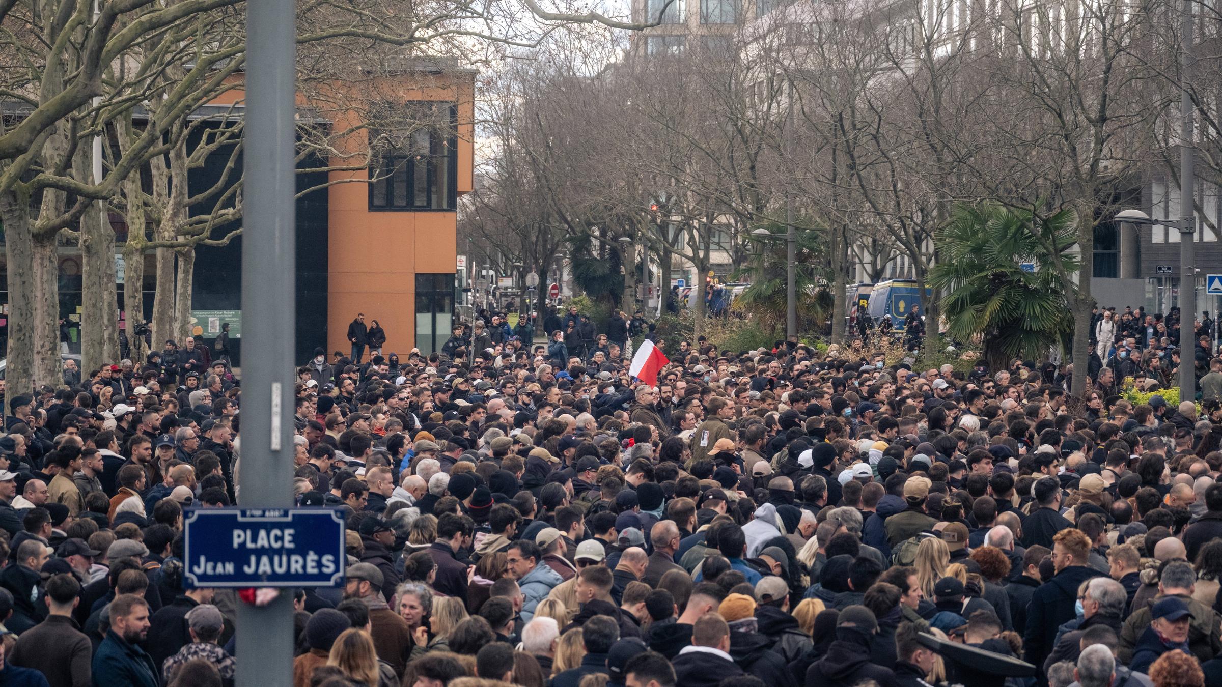Rund 3.200 Menschen nahmen an Gedenkmartsch für getöteten rechten Aktivisten teil, in Lyon am 21.02.2026