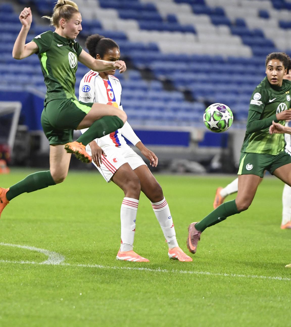 Sarai Linder (Wolfsburg) springt in die Höhe und versucht, den Ball zu treffen.