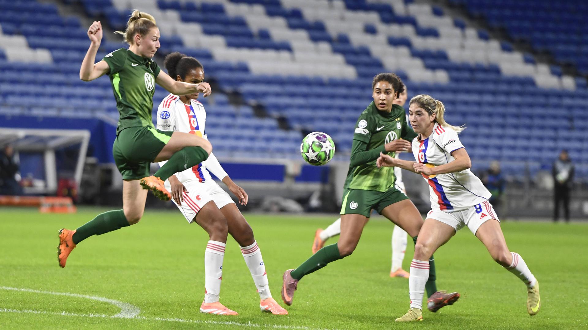 Sarai Linder (Wolfsburg) springt in die Höhe und versucht, den Ball zu treffen.
