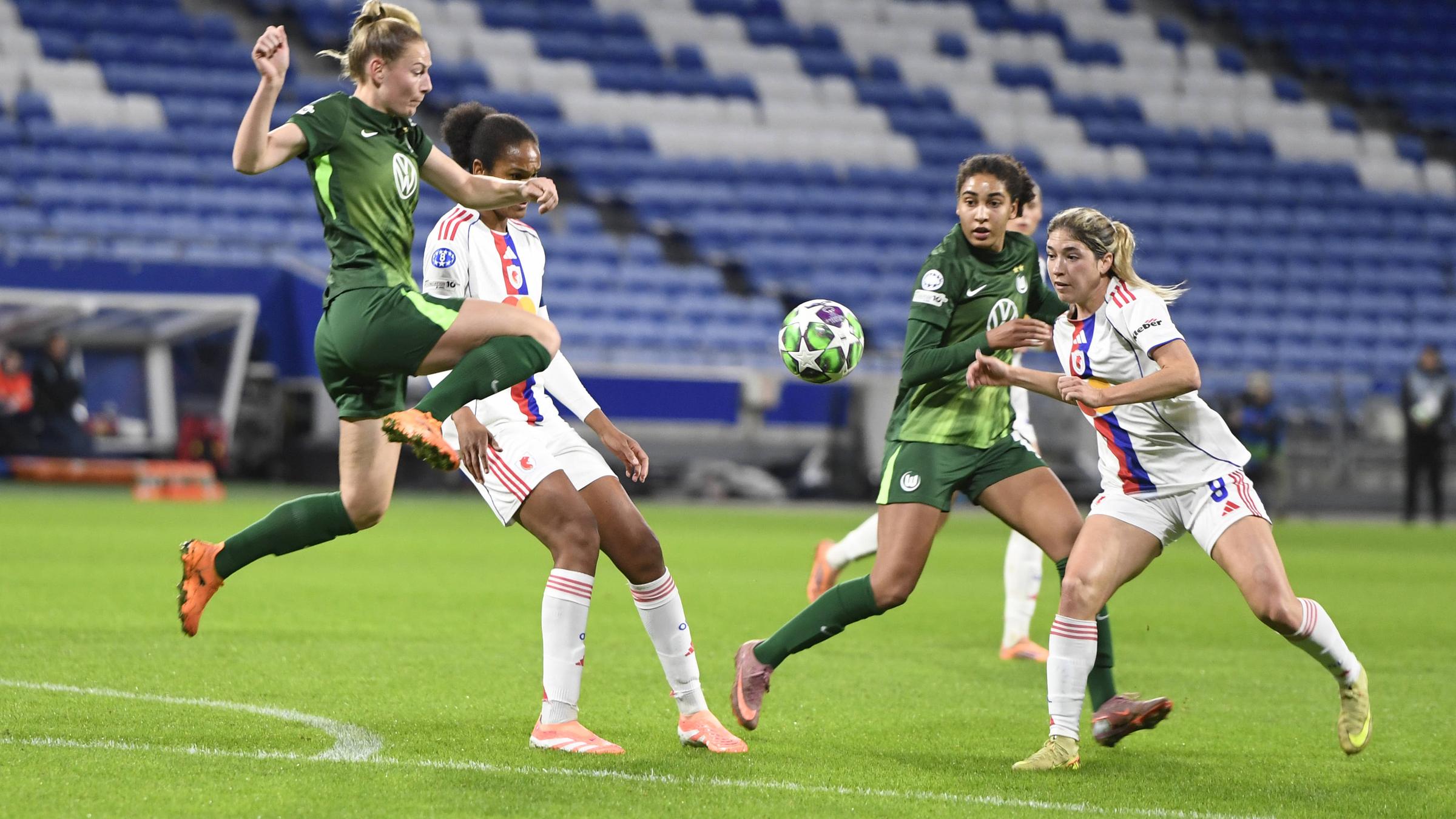 Sarai Linder (Wolfsburg) springt in die Höhe und versucht, den Ball zu treffen.