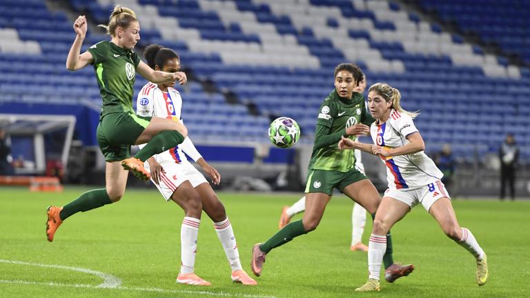 Sarai Linder (Wolfsburg) springt in die Höhe und versucht, den Ball zu treffen.