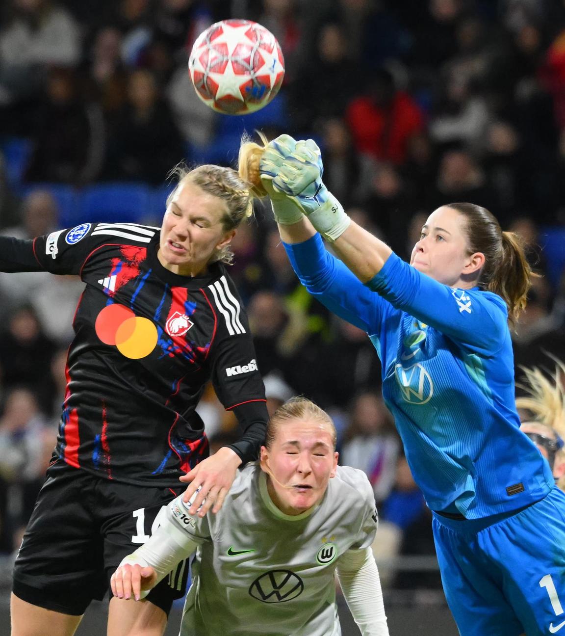 Wolfsburgs Torfrau Stina Johannes faustet einen Ball weg