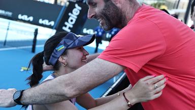 Australien Open: Eva Lys umarmt den Frauen-Bundestrainer Torben Beltz.