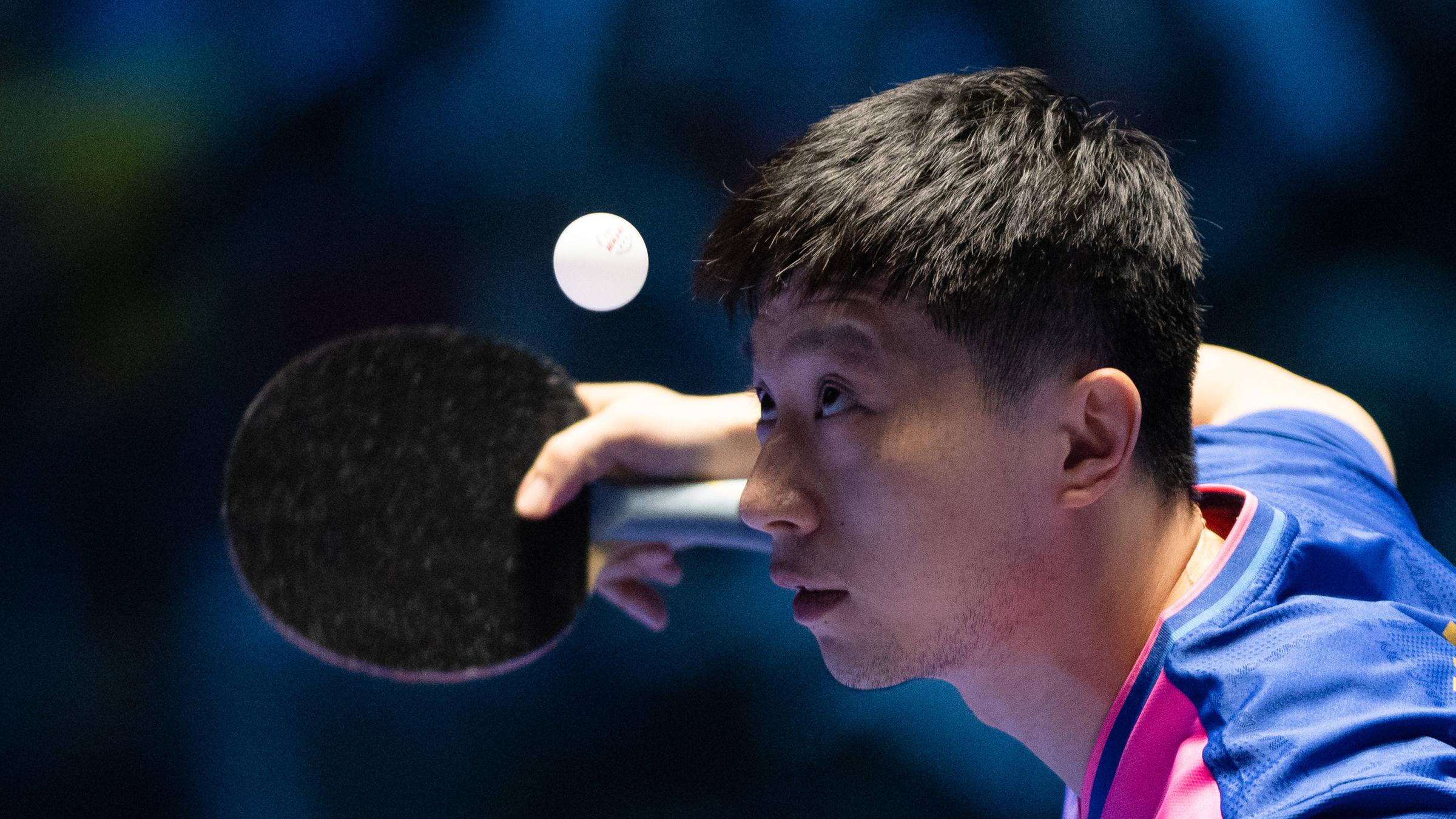 Chinas Fahnenträger bei Olympia in Paris: Tischtennis-Star Ma Long. Der 35-Jährige ist fünfmaliger Olympiasieger und 14-facher Weltmeister