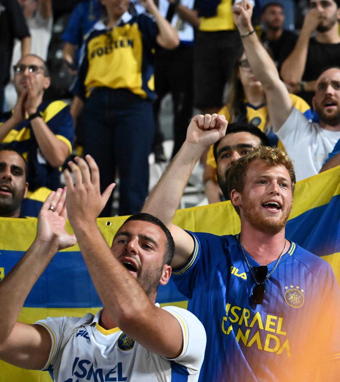 Die Fans von Maccabi Tel Aviv klatschen nach dem Ende des Europa-League-Fußballspiels gegen PAOK Saloniki.