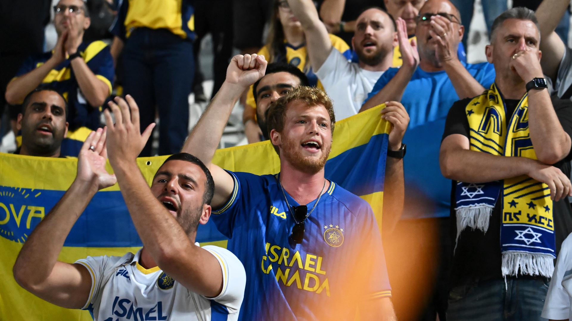 Die Fans von Maccabi Tel Aviv klatschen nach dem Ende des Europa-League-Fußballspiels gegen PAOK Saloniki.