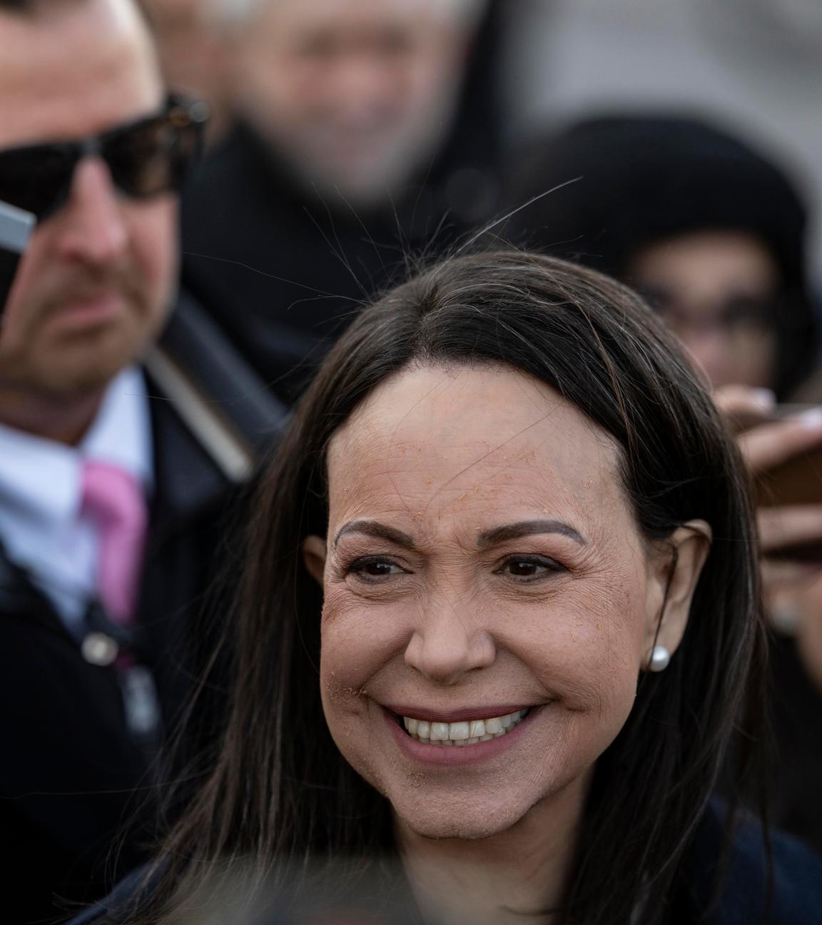 Die venezolanische Oppositionsführerin Maria Corina Machado verlässt am 15. Januar 2026 nach einem Treffen mit US-Senatoren das Kapitol in Washington, D.C., USA, umringt von Sicherheitskräften, Medienvertretern und Anhängern.