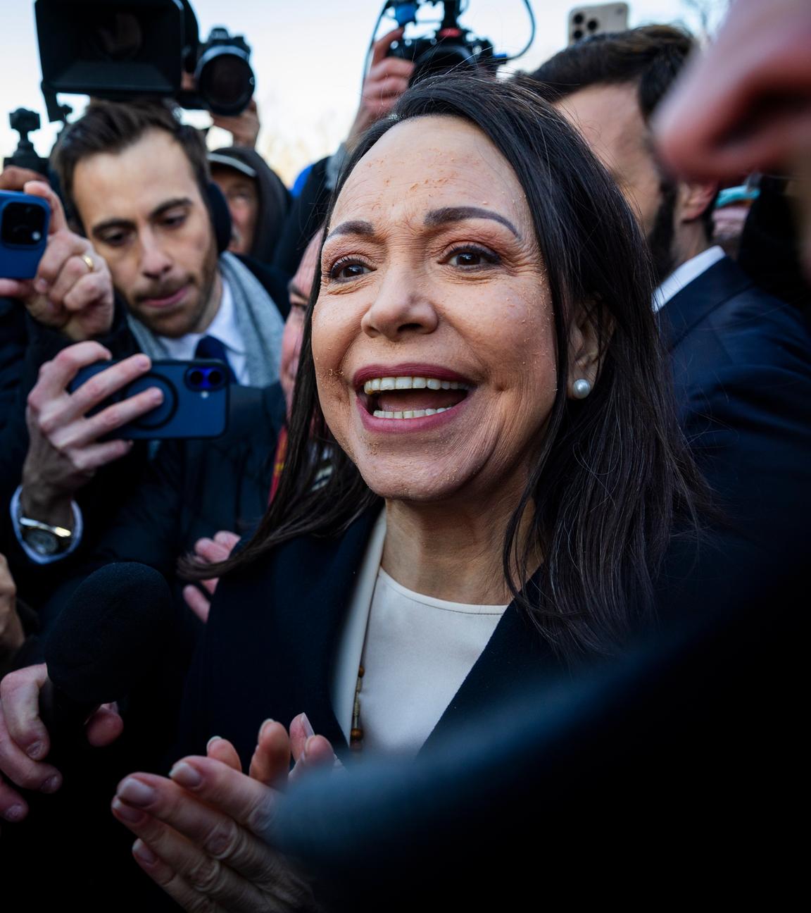 Machado in umringt von Menschen