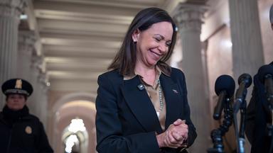 Die venezolanische Oppositionsführerin Maria Corina Machado spricht zu Reportern nach einem Treffen mit den Abgeordneten im Kapitol in Washington.