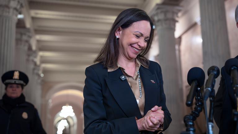 Die venezolanische Oppositionsführerin Maria Corina Machado spricht zu Reportern nach einem Treffen mit den Abgeordneten im Kapitol in Washington.