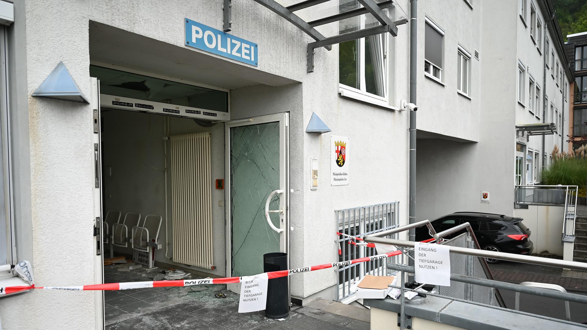 Rheinland-Pfalz, Linz am Rhein: Abgesperrt ist der Bereich um den Eingang der Polizeiinspektion in Linz am Rhein nach einem Macheten-Angriff.