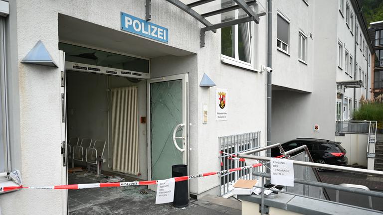 Rheinland-Pfalz, Linz am Rhein: Abgesperrt ist der Bereich um den Eingang der Polizeiinspektion in Linz am Rhein nach einem Macheten-Angriff.