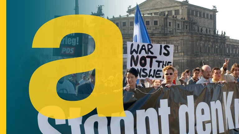 eine Reihe Demonstranten halten ein Plakat mit Sprüchen gegen den Krieg in die Luft