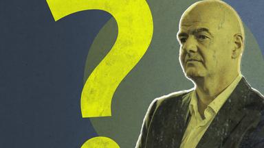 Der Präsident des Weltfußballverbands FIFA, Gianni Infantino, blickt geradeaus. Er trägt ein Sakko über offenem weißem Hemd. Er ist neben einem großen Fragezeichen zu sehen. Das Foto ist grün- gelb eingefärbt. 