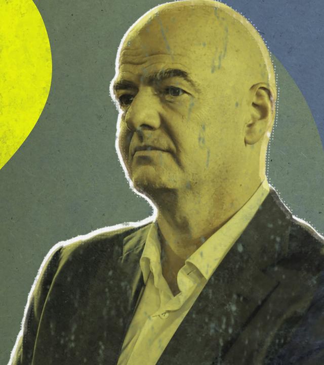 Der Präsident des Weltfußballverbands FIFA, Gianni Infantino, blickt geradeaus. Er trägt ein Sakko über offenem weißem Hemd. Er ist neben einem großen Fragezeichen zu sehen. Das Foto ist grün- gelb eingefärbt. 