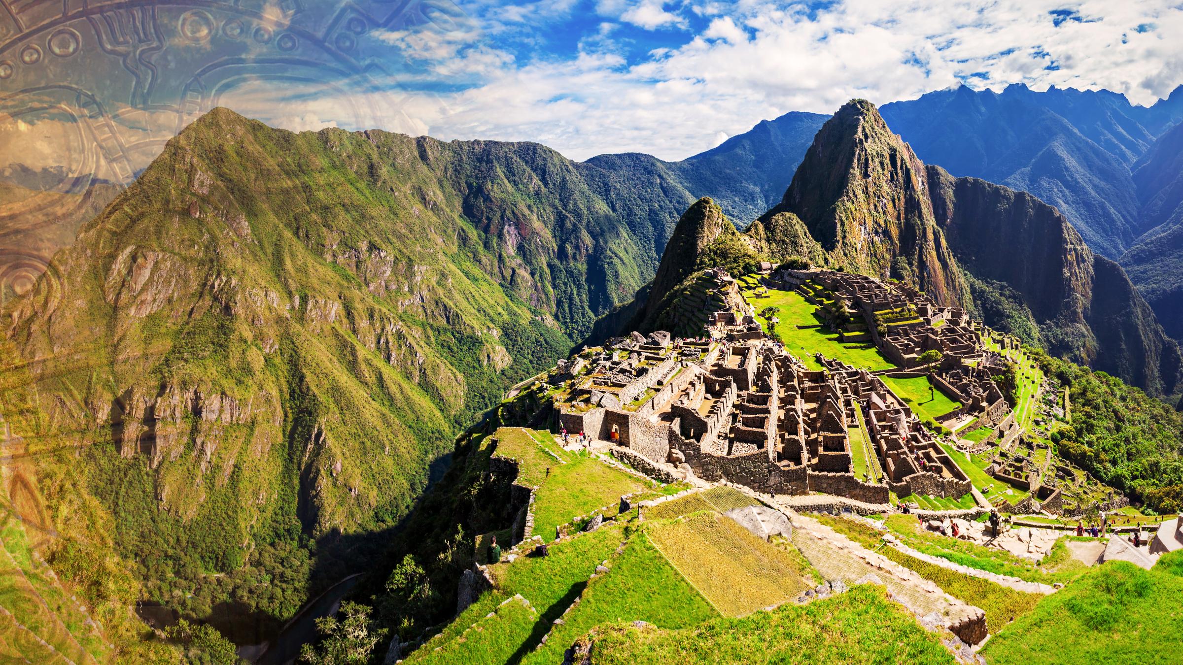 Eine Luftaufnahme von Machu Picchu mit Inkaruinen liegt im Sonnenschein unter blauem Himmel. An der Seite überlagert das Muster einer Sonnenscheibe der Inka das Landschaftspanorama.