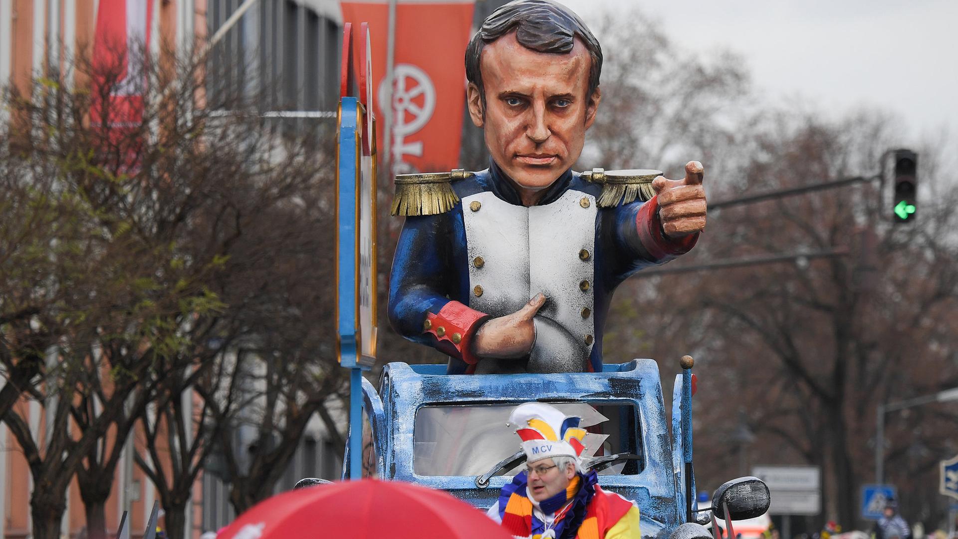 Rosenmontag am Rhein - Mainz: Emmanuel Macron