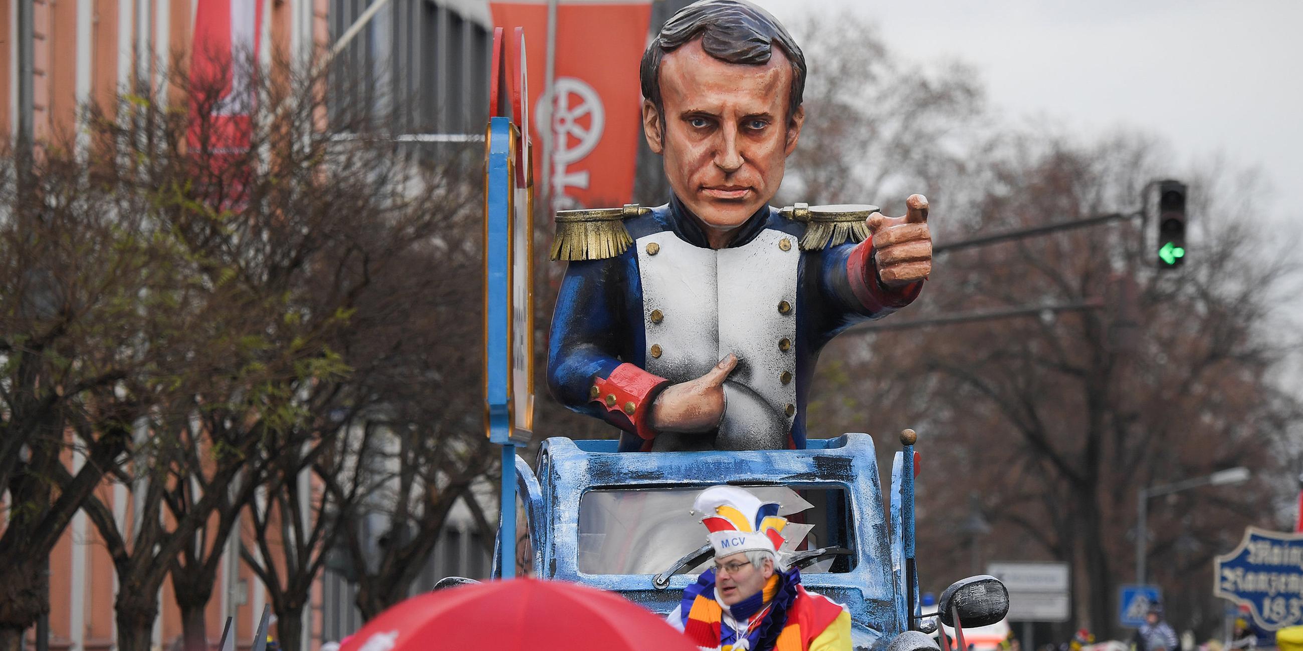 Rosenmontag am Rhein - Mainz: Emmanuel Macron