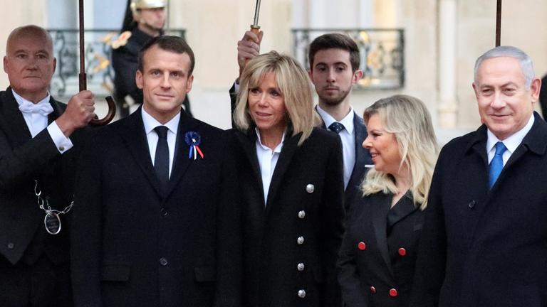 Emmanuel Macron und seine Frau Brigitte begrüßen Benjamin Netanjahu und seine Frau Sara am 11.11.2018 in Paris